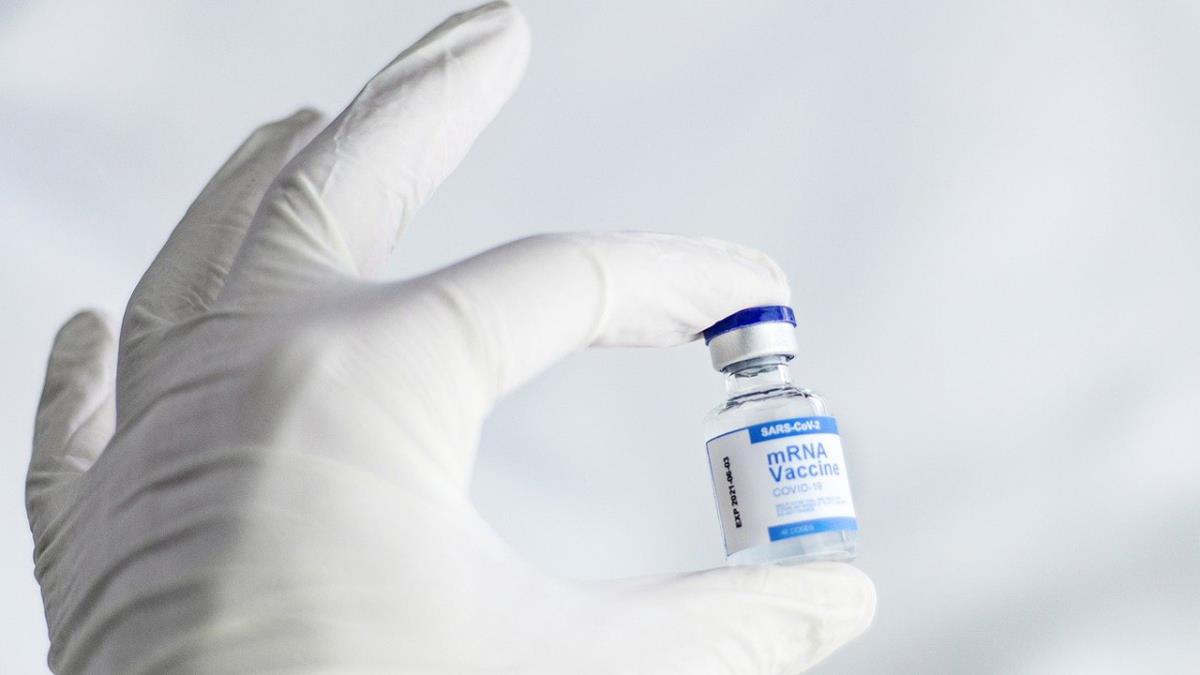Los pacientes vacunados con AstraZeneca en la primera dosis podrán escoger entre esta o Pfizer