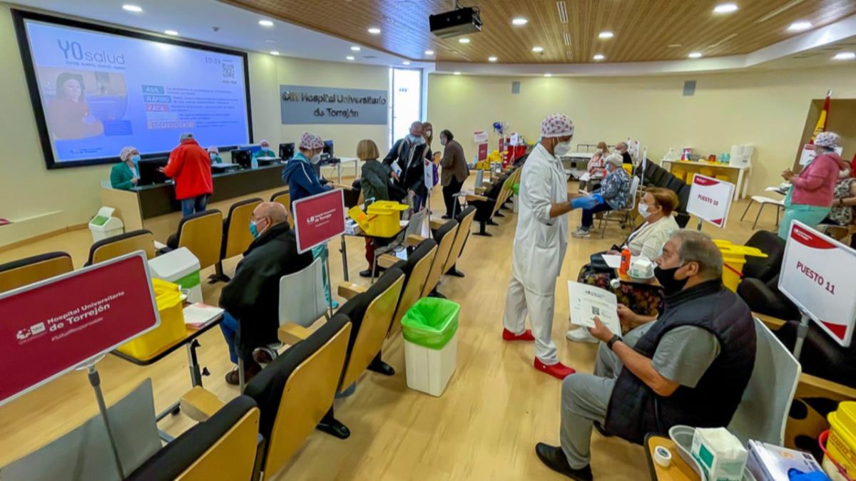 En los centros de salud de la ciudad se vacuna con dosis de Pfizer a población de 75 años de edad en adelante