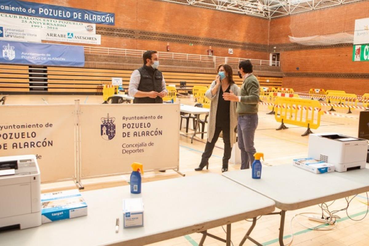 La alcaldesa visitó el polideportivo mientras se ponía a punto el dispositivo