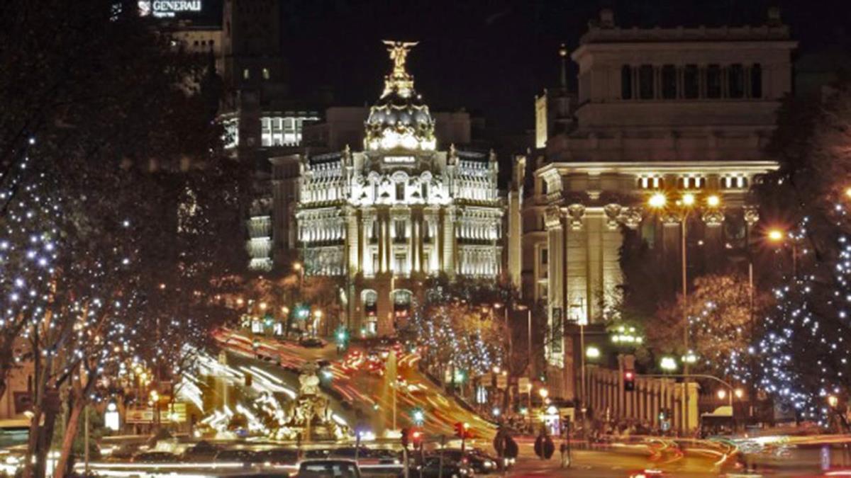 La vida nocturna sorprende con energía constante y variada. Calles llenas, música diversa y luces brillantes crean un ambiente único