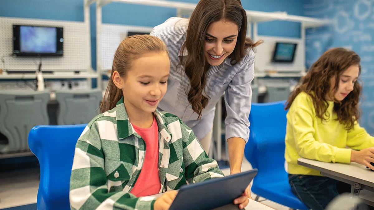 La inteligencia artificial ya marca decisiones clave en colegios, universidades y centros de formación de Madrid