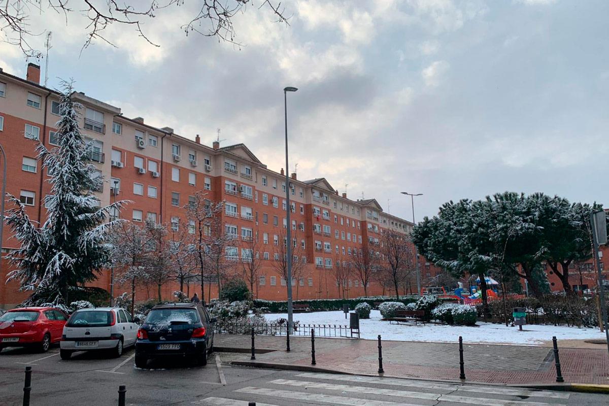 Evitar salir de casa, llevar provisiones y extremar precauciones con las escaleras son algunos de los consejos