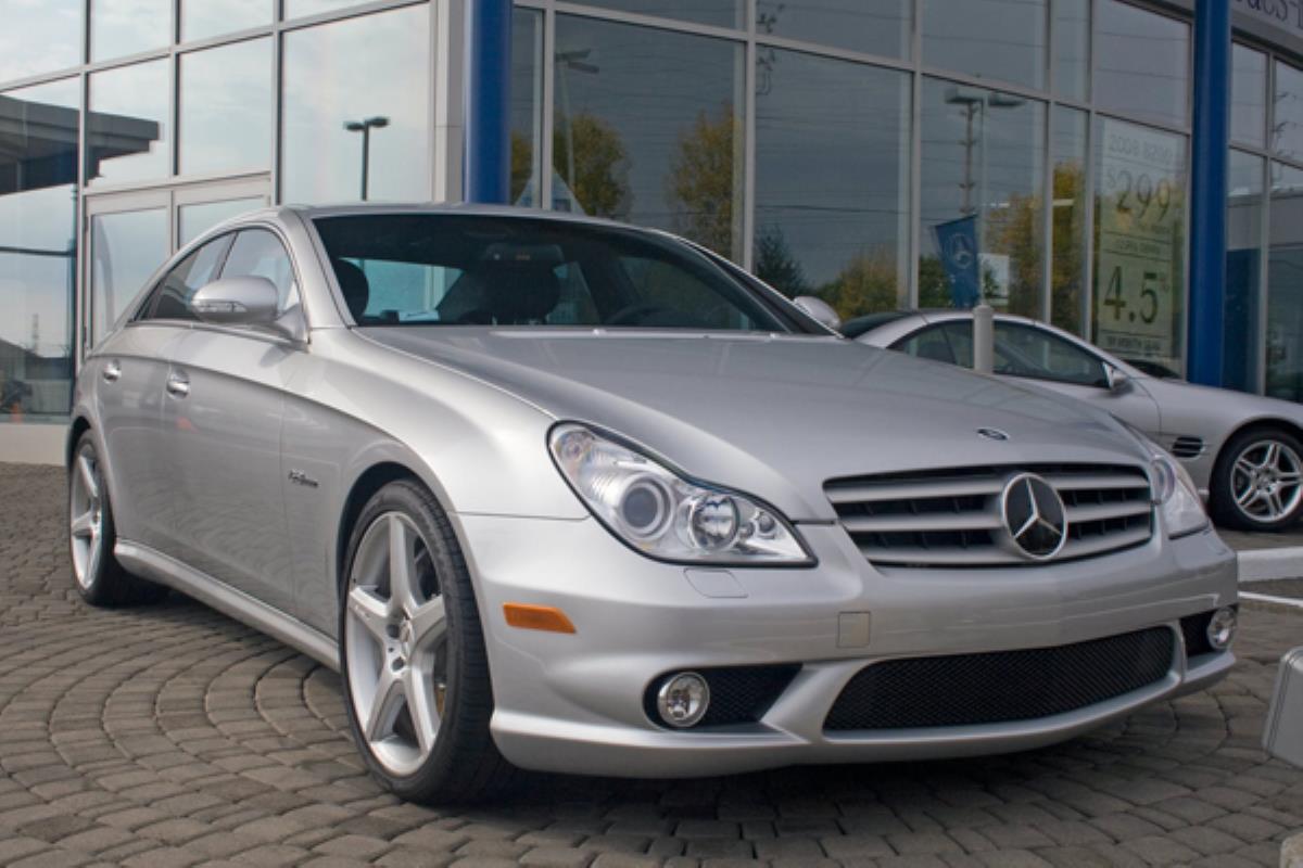 Los concesionarios abrirán dos semanas después de que lo hicieran las fábricas
