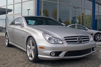 Los concesionarios abrirán dos semanas después de que lo hicieran las fábricas
