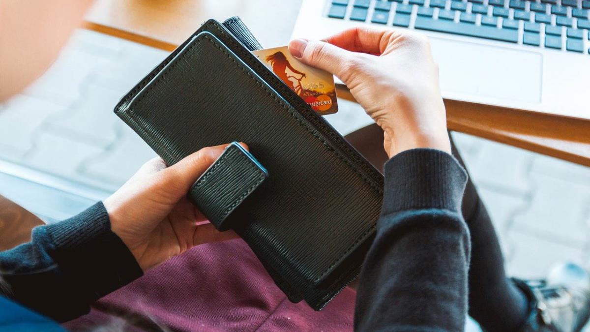 Suprimir los cheques restaurante sin ninguna compensación económica equivalente es delito