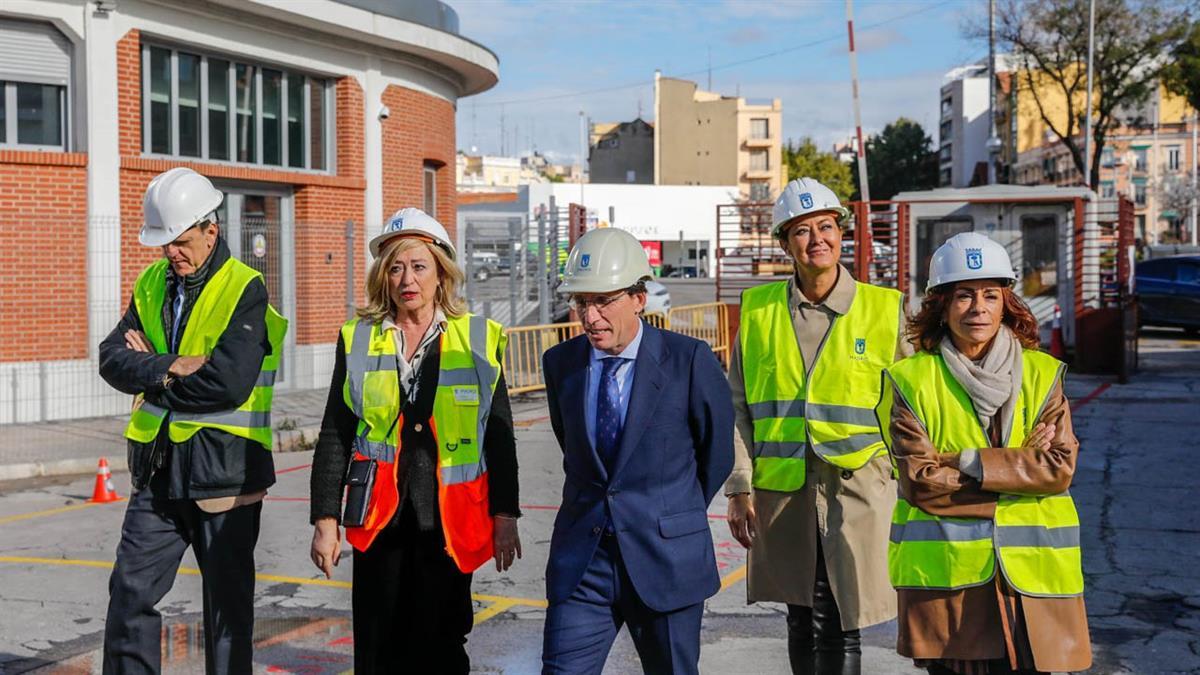 El alcalde ha visitado el antiguo mercado de Arganzuela que agrupará a 2.500 trabajadores