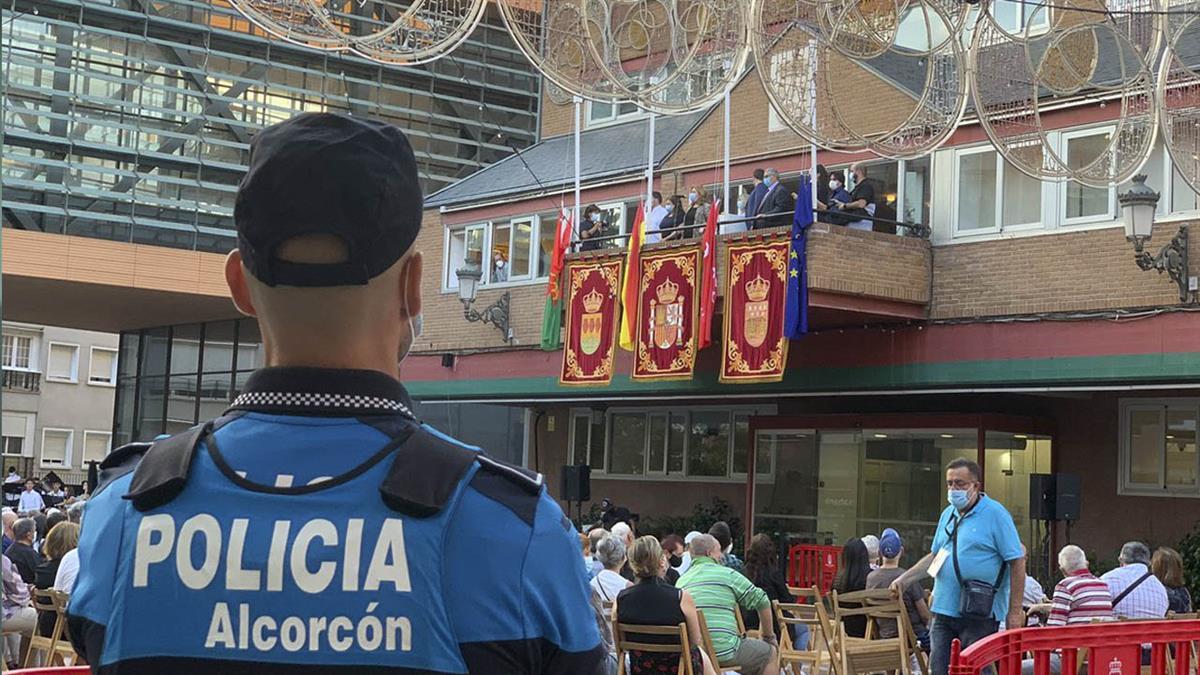 Los disparos que se oyeron en la madrugada del domingo en Alcorcón despertaron la incertidumbre y algunos partidos lo aprovecharon para hacer criticar a su alcaldesa