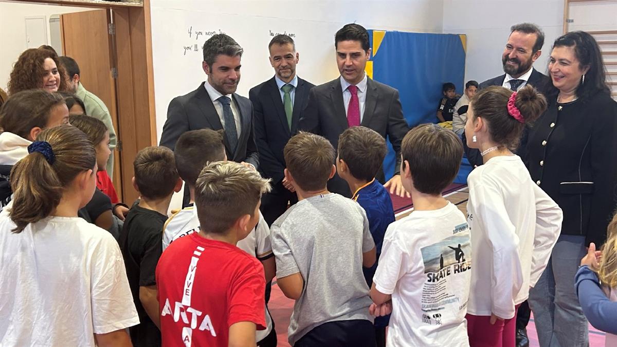 El consejero Viciana ha visitado el Colegio Andrea Casamayor 