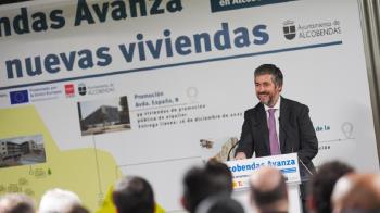 Durante el acto, Miguel Ángel García visitó junto a los nuevos inquilinos esta promoción 