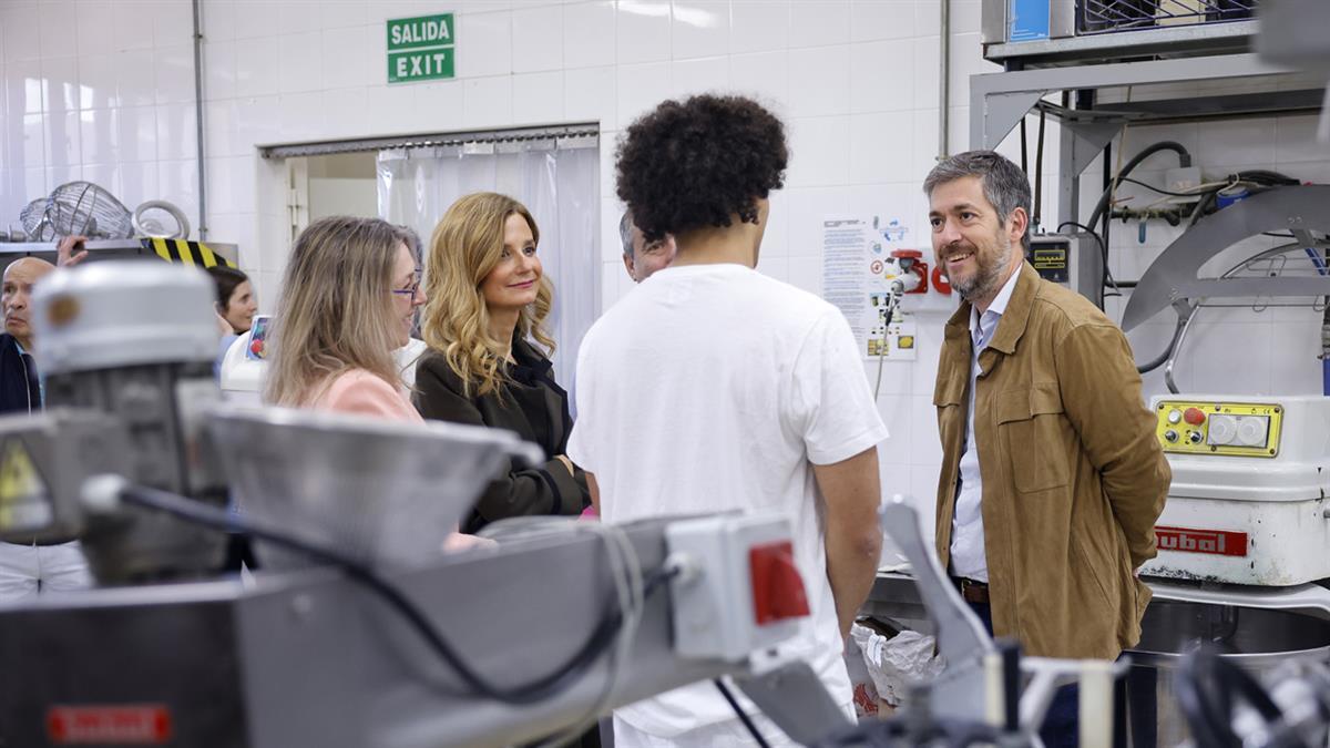 El consejero Miguel Ángel García Martín ha visitado hoy el centro Teresa de Calcuta en Brea de Tajo
