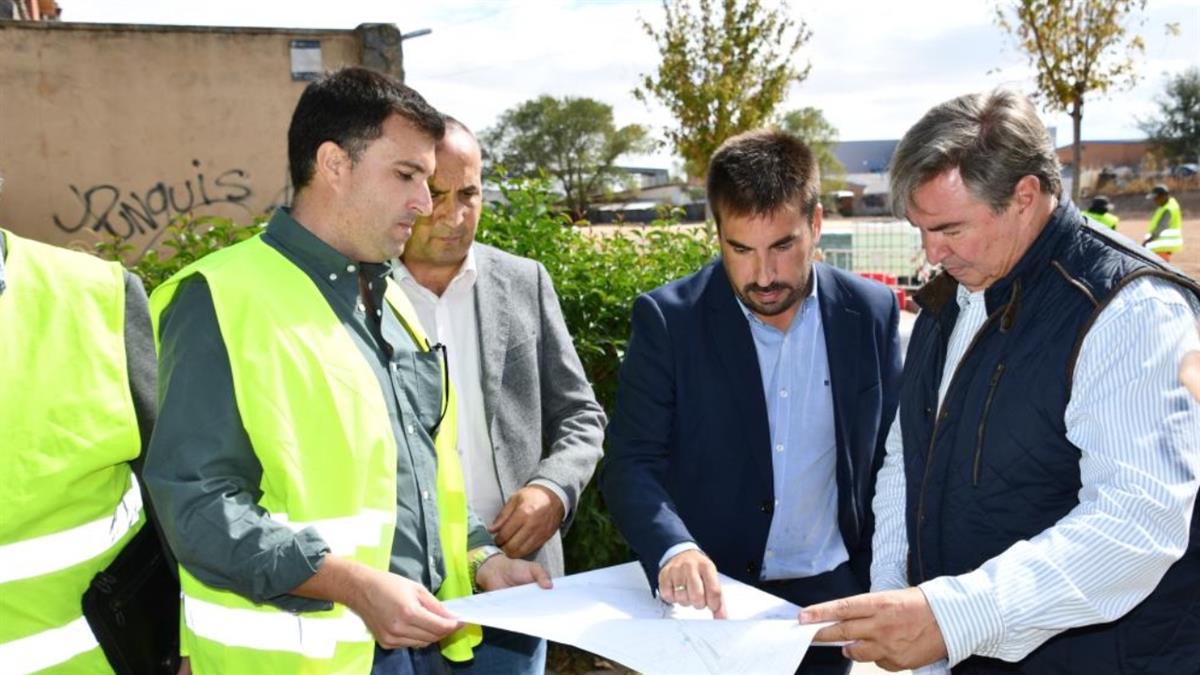 El alcalde acompaña al viceconsejero a través de los trabajos del Plan de Inversión Regional