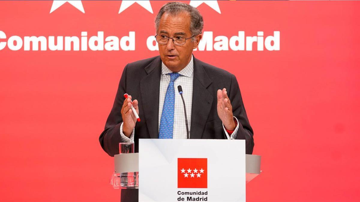 El consejero de Educación, Ciencia y Universidades pide al presidente que "deje de bañarse en Lanzarote" y actúe