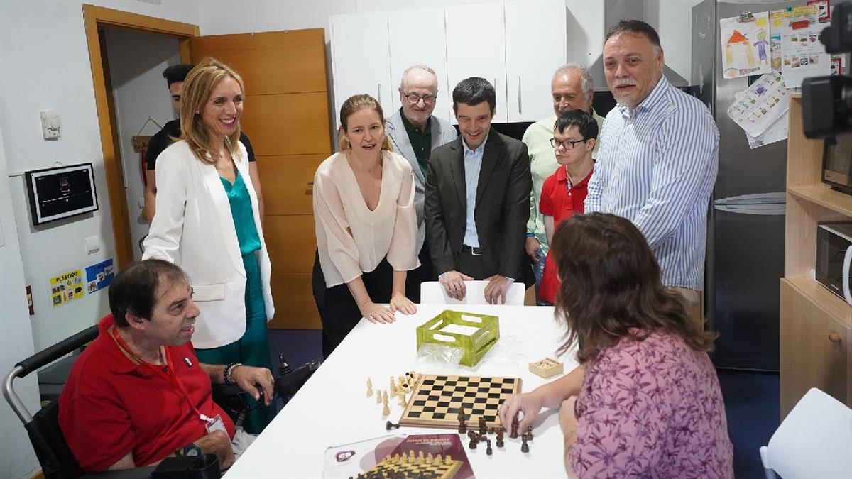 El ministro de Derechos Sociales, Consumo y Agenda 2030 Pablo Bustinduy visita la residencia Pablo Zurita 