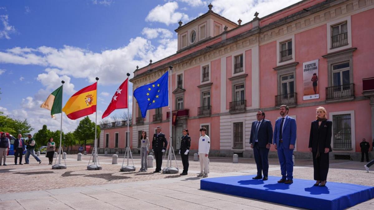 La Comunidad de Madrid conmemora el Día de Europa con un acto de izado de su bandera en Boadilla del Monte