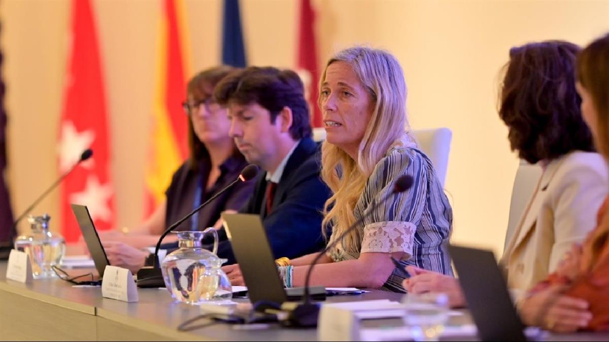 La consejera de Economía ha acudido a las 44ª jornadas de la Asociación Económica de la Salud