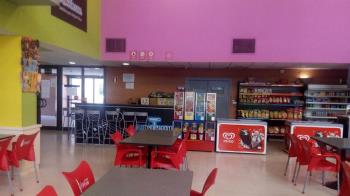 El bar no presta servicio al publico y lo denominan como una celebración "ilegal"