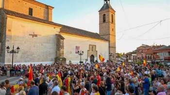 Más de un centenar de vecinos acudieron al acto institucional que se celebró en la Plaza de la Constitución 