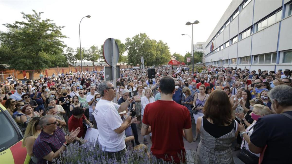 Ayuntamiento, sindicatos y asociaciones de vecinos se movilizan por la sanidad en la plaza General Palacio