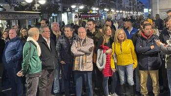 Numerosos comerciantes y representantes políticos majariegos se concentran frente al Ayuntamiento para exigir una mejora de la seguridad ante la oleada de robos