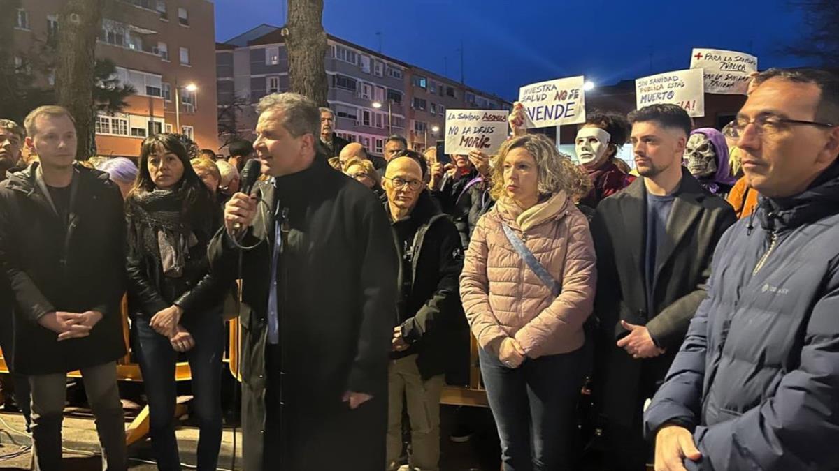 El gobierno local, sanitarios y vecinos secundaron la manifestación del 21 de febrero