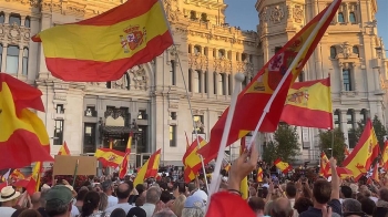 Tanto la Plaza de Cibeles como la calle del Congreso de los Diputados se tiñen de banderas de España