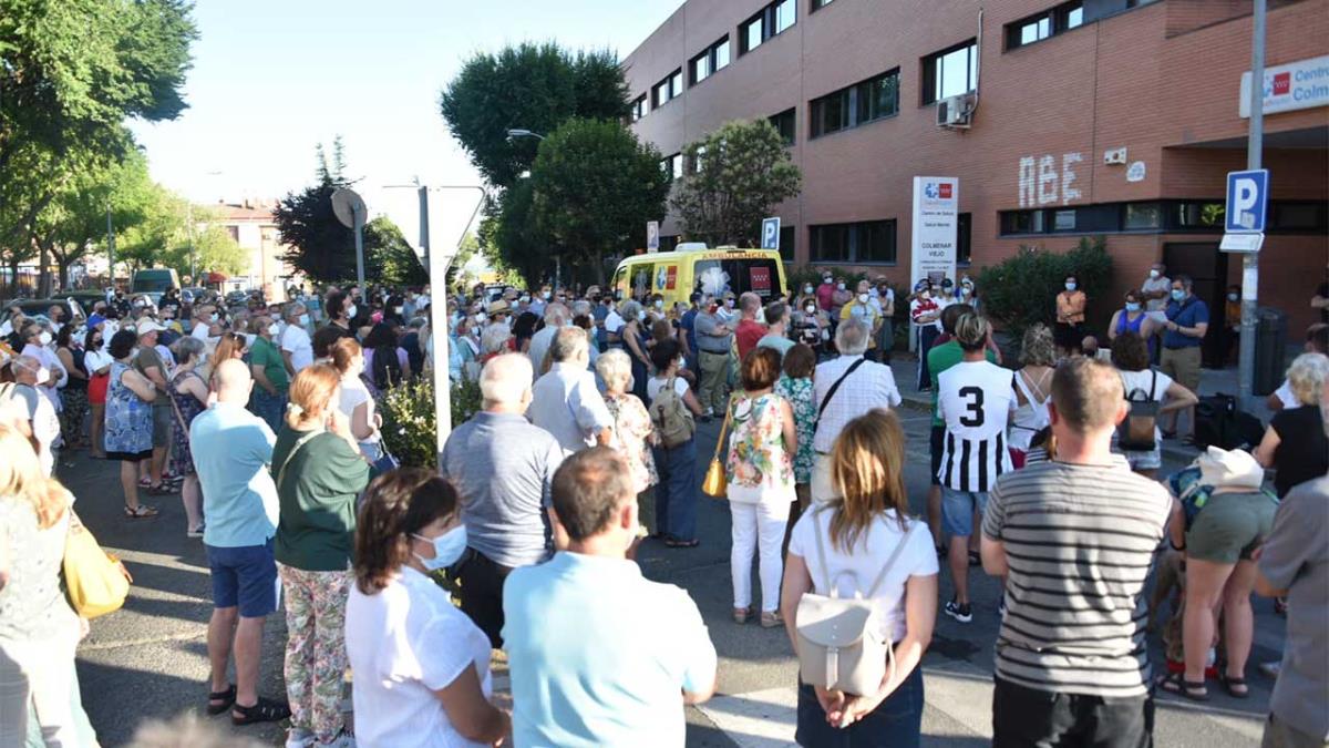 La concentración fue convocada por el PSOE y Ganemos Colmenar
