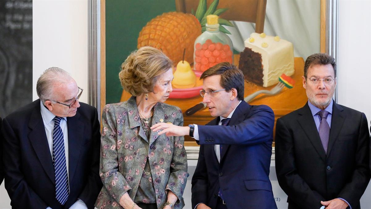El alcalde ha acompañado a la reina Sofía en la presentación de la muestra benéfica 'El mensaje detrás del cuadro de Botero' en apoyo a la labor de la Federación Española de Banco de Alimentos
