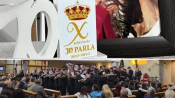 Hermandades, autoridades y vecinos acompañaron a la Agrupación Musical en su concierto por los diez años de historia