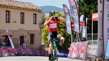 El ciclista del Caja Rural ALEA se lleva la general de una carrera que vio acortada la etapa final por un incendio