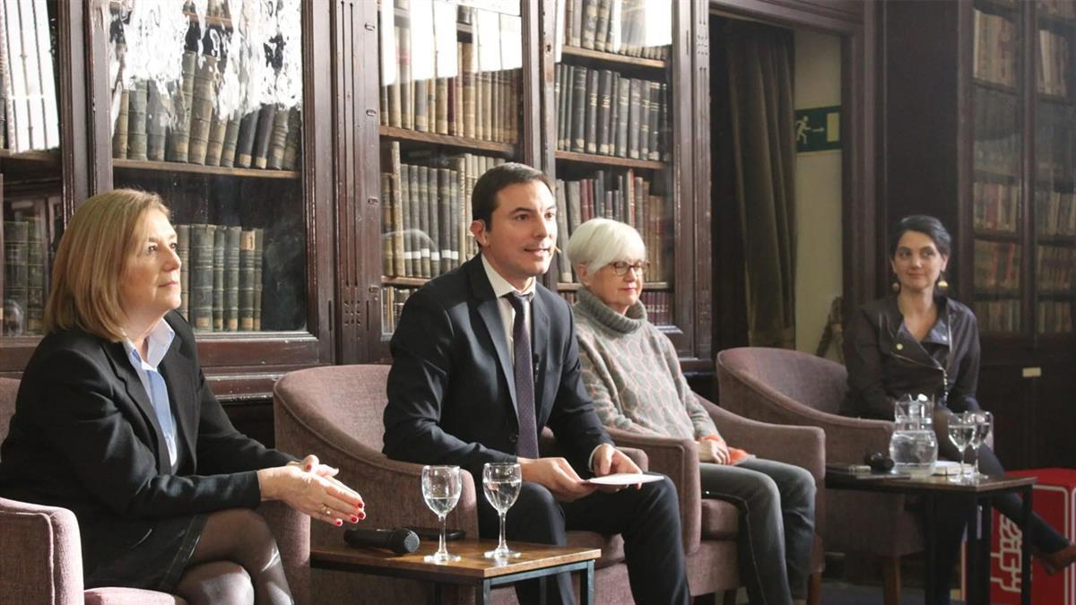 Juan Lobato propone un nuevo modelo de servicio de autobuses interurbanos