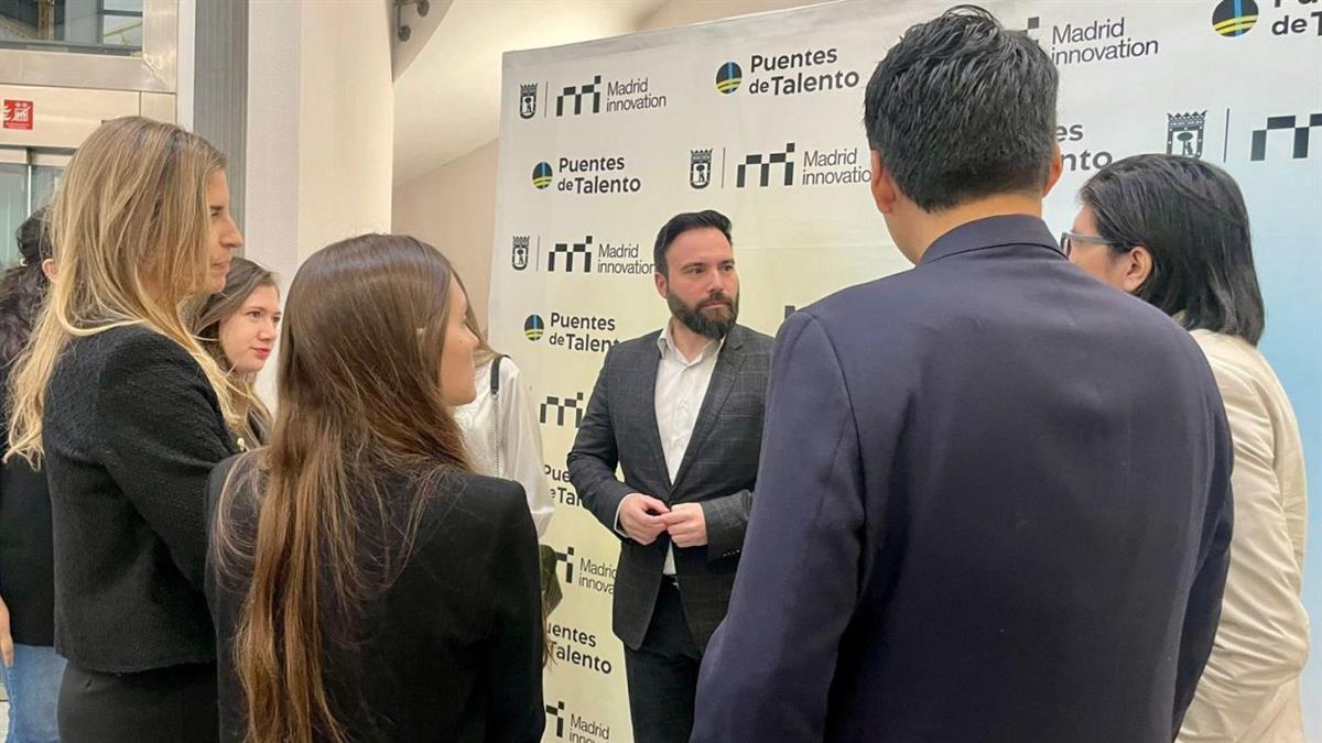 El concejal delegado de Innovación y Emprendimiento, Ángel Niño, ha recibido a los diez nuevos participantes de la III Edición de Puentes de Talento
