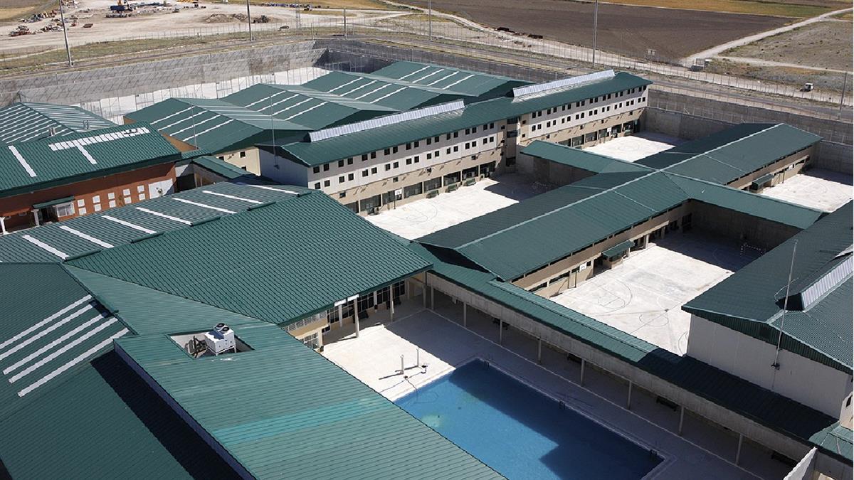 El interno reaccionó de forma violenta y agresiva, negándose a cumplir las órdenes de los Funcionarios