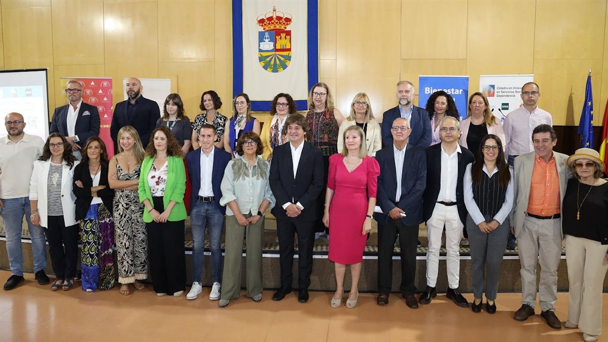 El programa incluye ponencias de figuras destacadas como el ex Ministro Jesús Caldera y la Directora General del IMSERSO, María Teresa Sancho Castiello