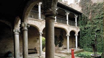 En la ciudad se encuentra el Castillo de los Laso de Vega