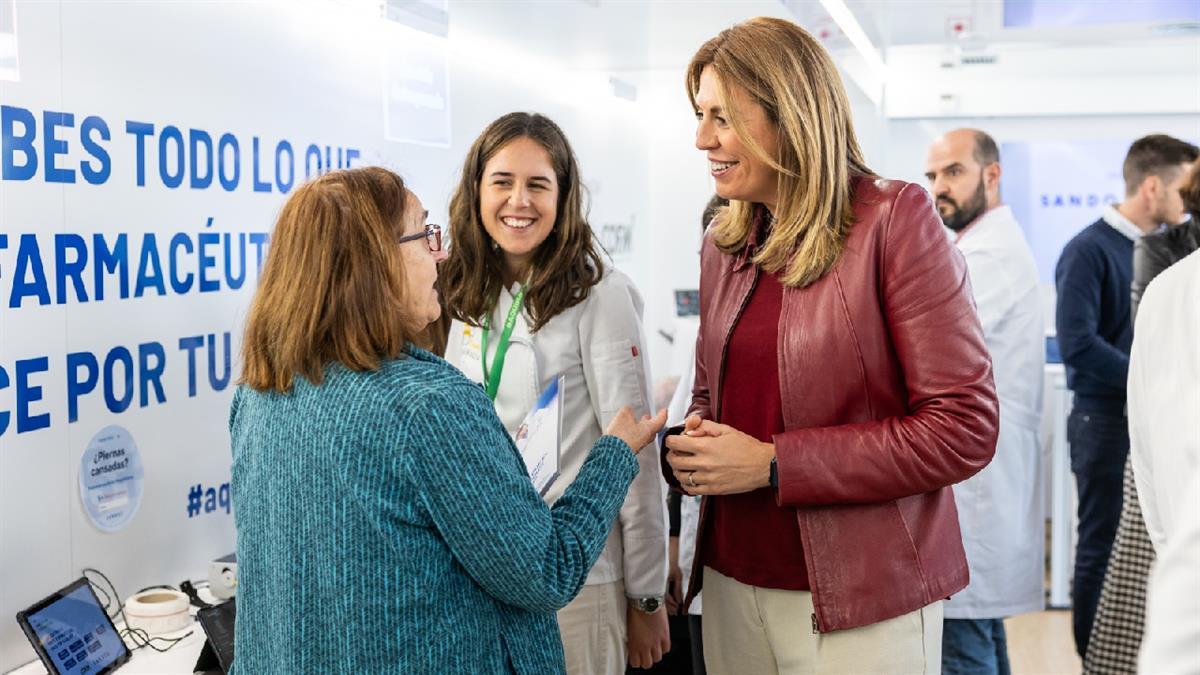 La alcaldesa de la ciudad, Paloma Tejero, ha visitado este autobús para conocer los diferentes servicios 