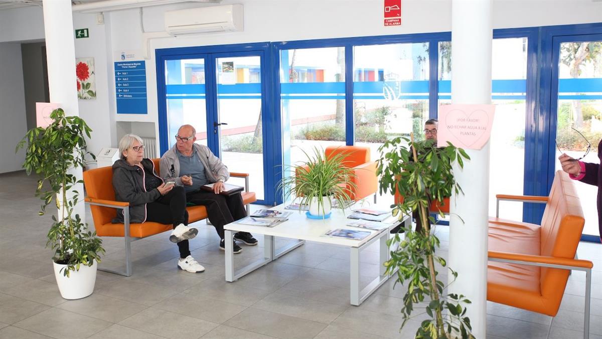 El programa busca acompañar a las personas mayores en su primer contacto con los centros municipales, promoviendo participación, bienestar y envejecimiento activo.