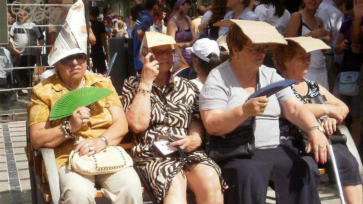 En personas de la tercera edad se considera hipertermia una vez alcanzan los 38 grados