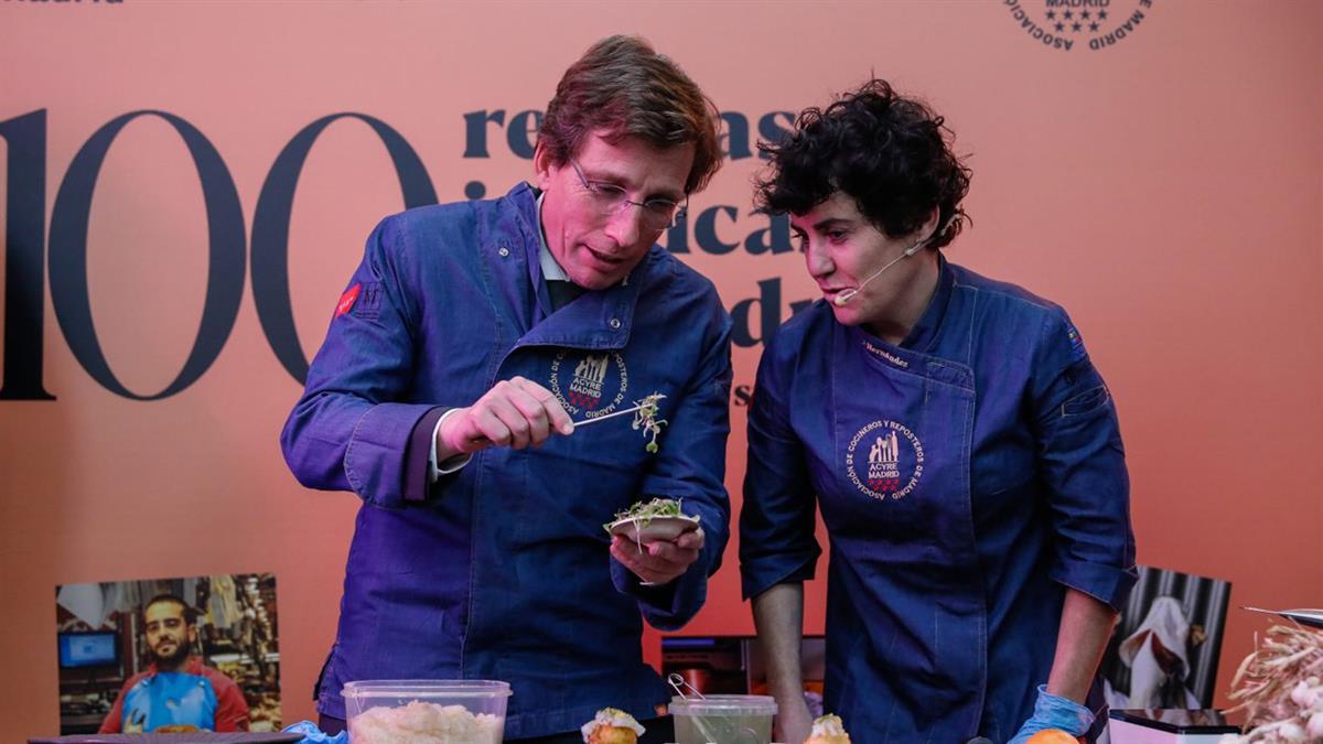 El alcalde, acompañado de varios chefs afincados en Madrid, ha presentado el libro 100 recetas icónicas de Madrid con parada en sus mercados
