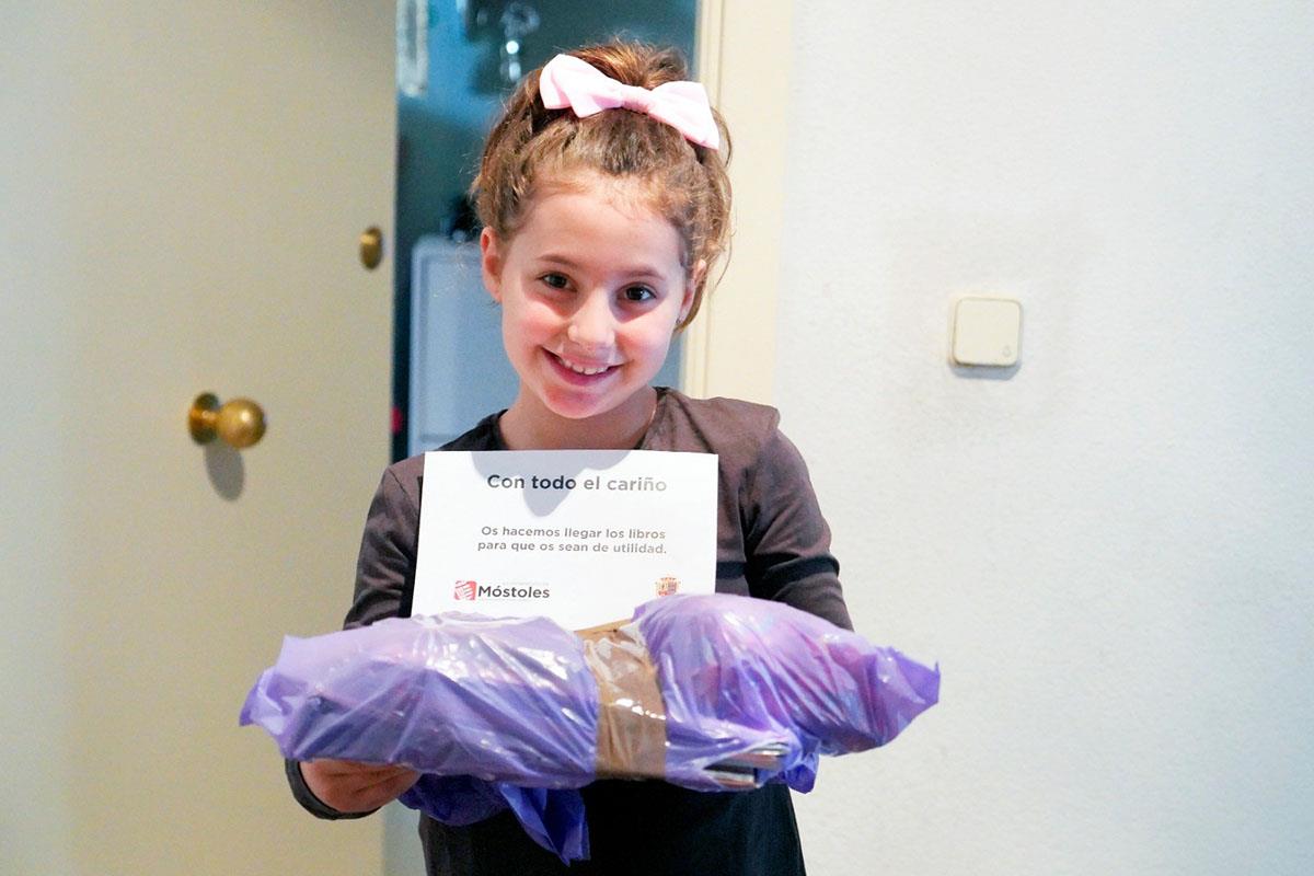 Los últimos en recibir el material han sido los del CEIP Severo Ochoa, repartido este miércoles