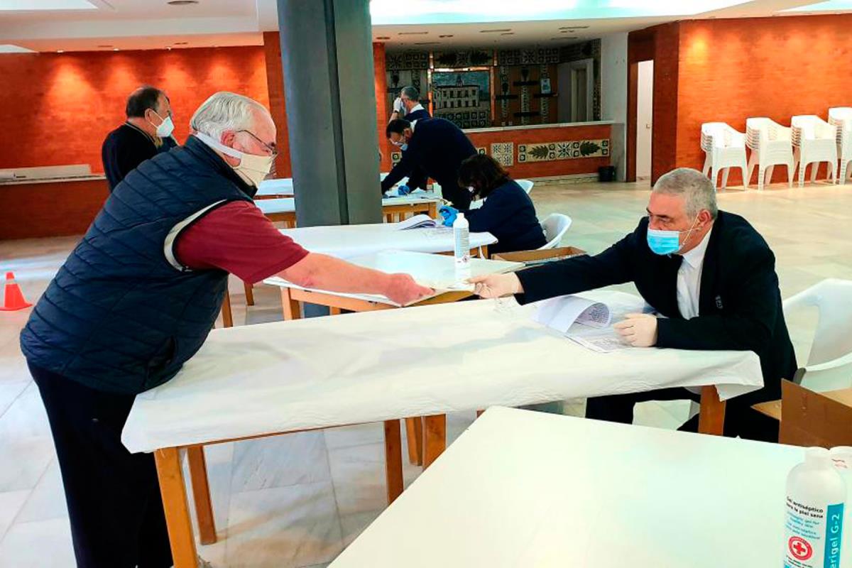 Los menores de 80 años pueden recogerlas en el Centro Cívico, mientras que para los mayores se reparten a domicilio