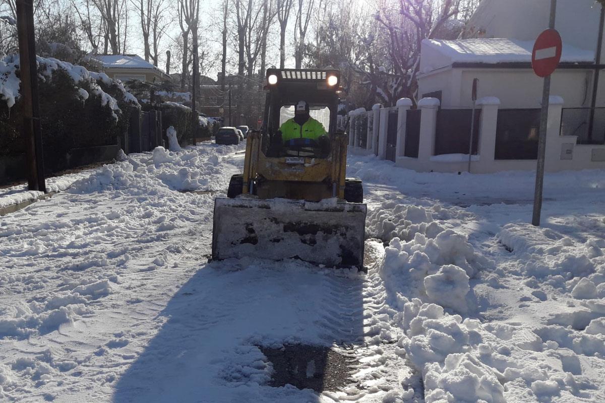 La UME ayudó ayer en el acondicionamiento de las calles