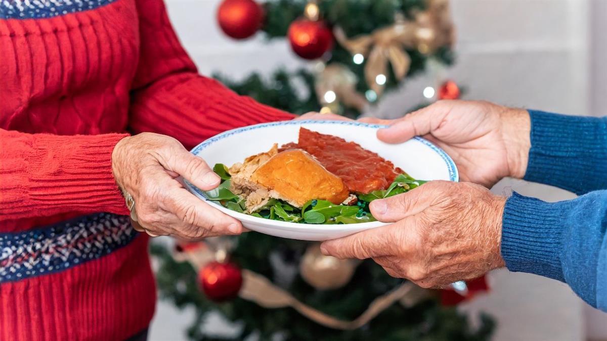 El Ayuntamiento ofrece acompañamiento emocional y menús especiales para las fiestas a personas mayores o dependientes