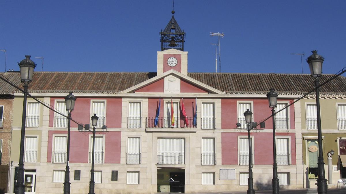 La adjudicataria de dichos contratos ha sido Estrella Mateo Gersol