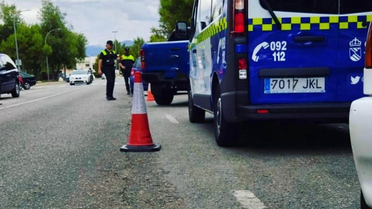 Junto al apoyo de la Unidad Canina de la Policía Local