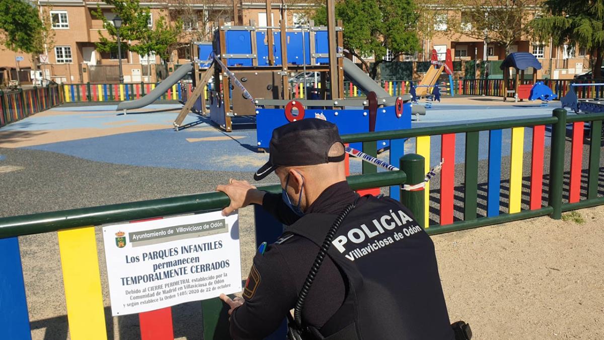 Los agentes de la Policía Local, en colaboración con la Guardia Civil, son los encargados de aplicar estas medidas que aparecen reguladas en la Orden 1405/2020 de la Consejería de Sanidad