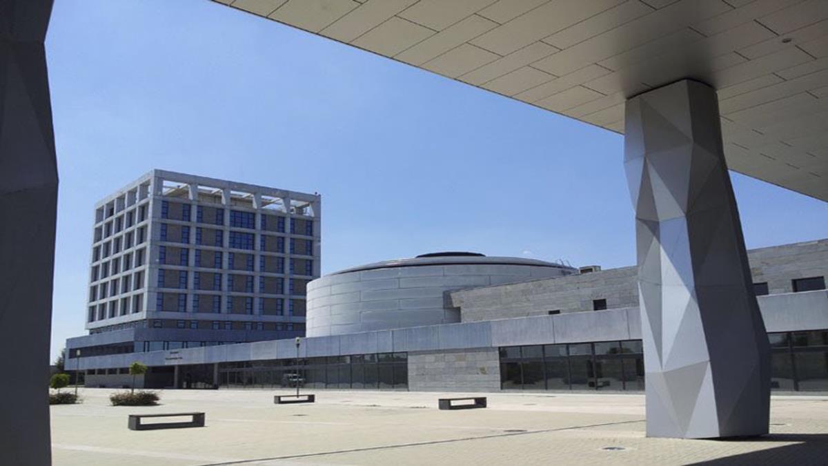 Un profesor de la universidad se niega a aprobar a su alumna