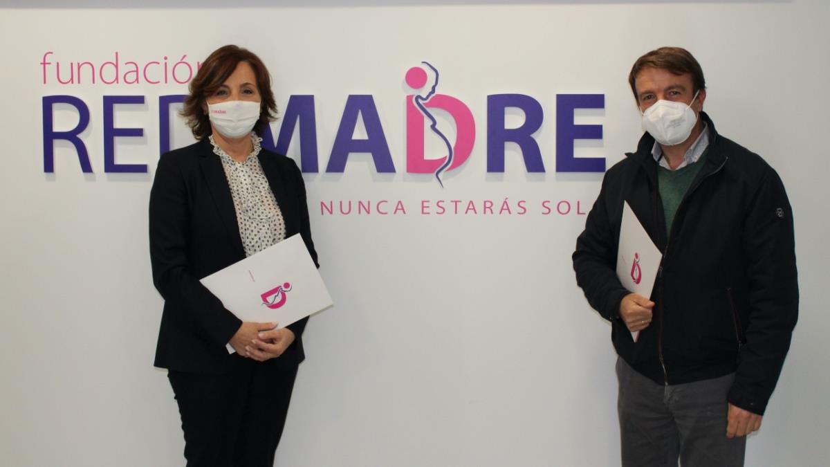 Jesús Moreno, alcalde del municipio, ha firmado un convenio con la asociación REDMADRE