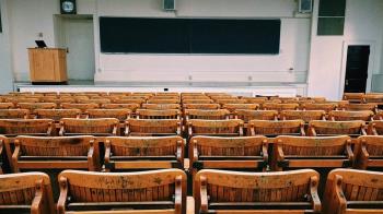 871 puestos de docentes e investigadores y 355 de administración y servicios