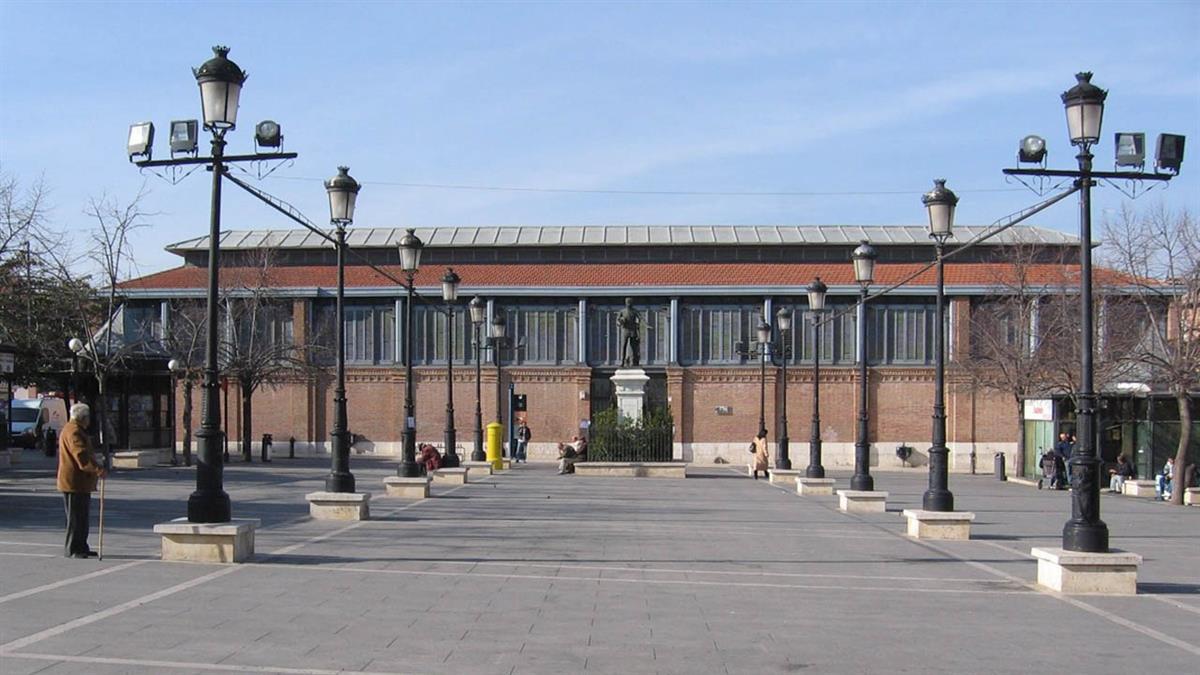 La Delegación de Cultura ofrece a la gente atrevida un escenario en las galerías del Mercado de Abastos