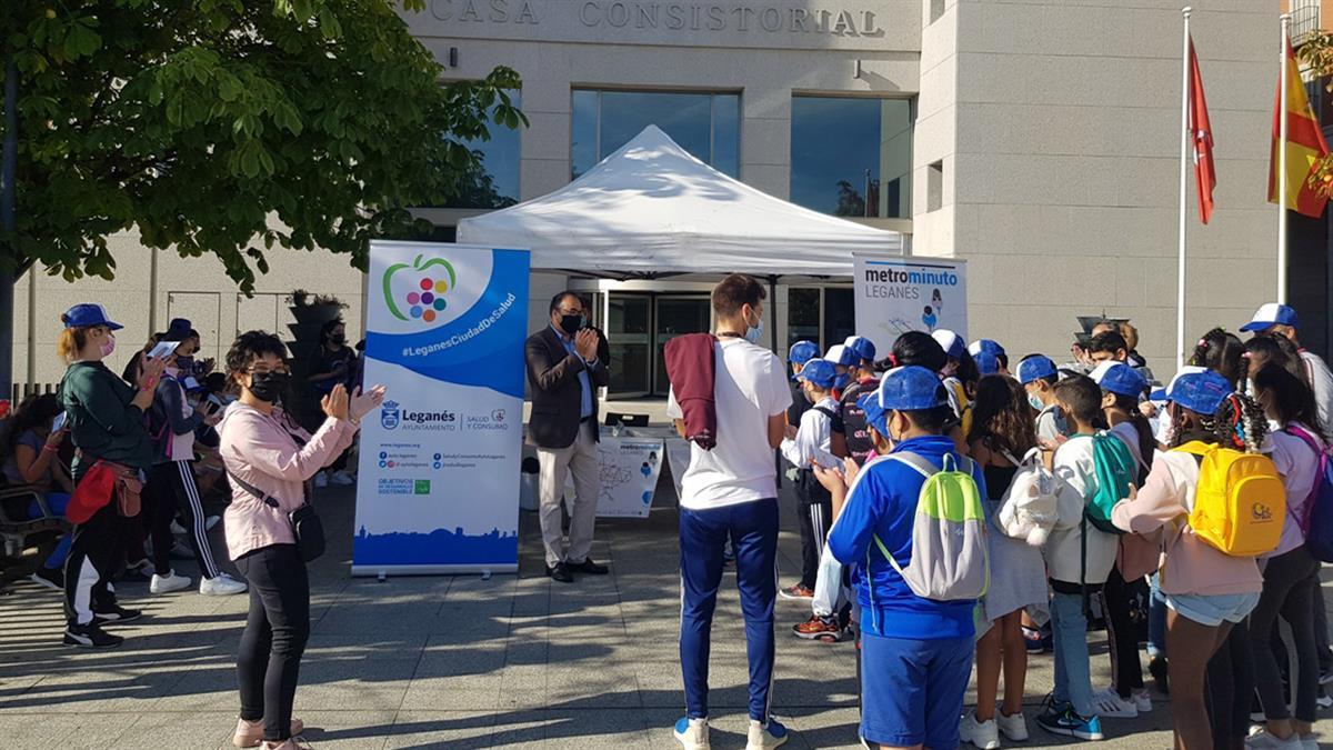 200 escolares participan en una caminata hasta la Casa Consistorial